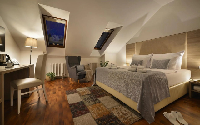 Old Town Residence by Little King