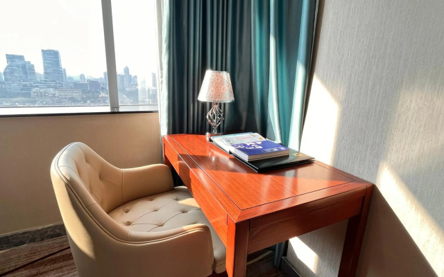 Skyline Plaza Hotel