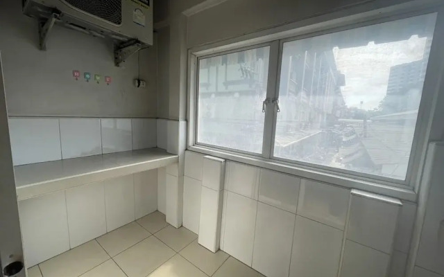 OYO 75494 President Apartment