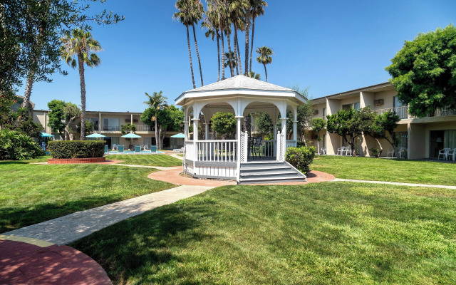 Golden Sails Hotel