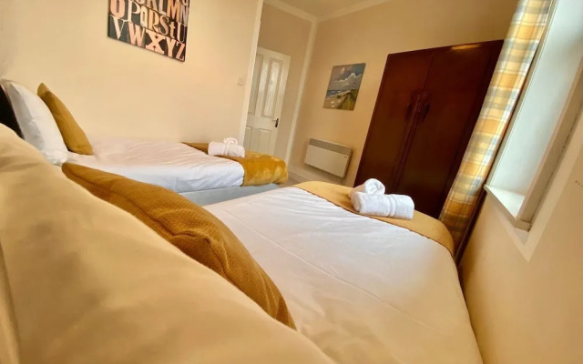 Blackpool Abode - Buttercup Suite