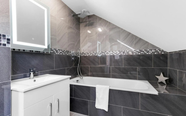 Spacious 4bedroom House-01 in Farnham Royal Slough