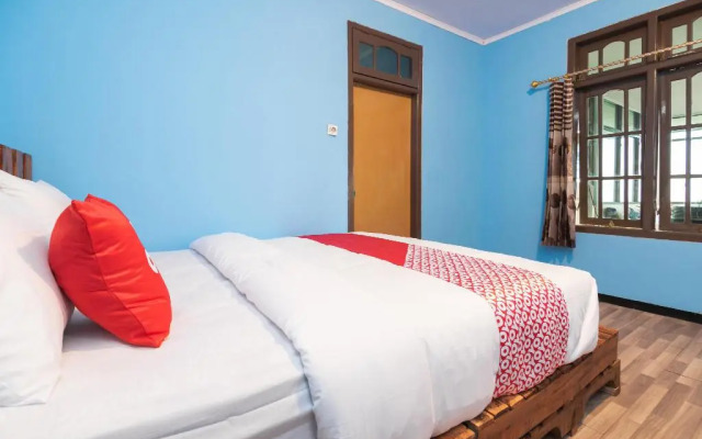 OYO 1852 Intan Bromo Homestay