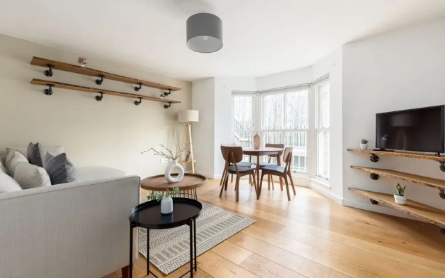 Magnificent 2 Bed Garden Flat in Oval