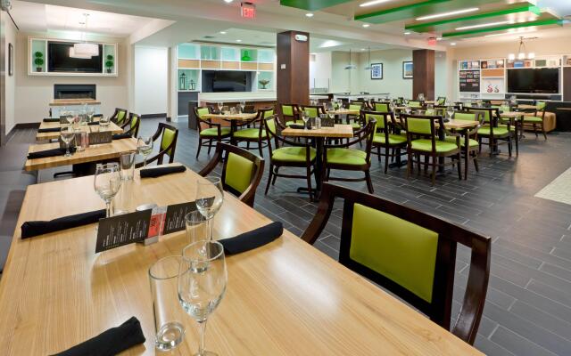 Holiday Inn Clark - Newark Area by IHG