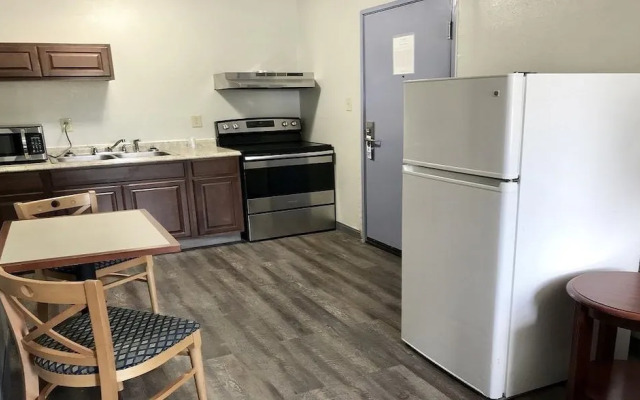 Palace Inn & Suites - Newport News/Jefferson Ave