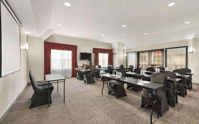 Country Inn & Suites by Radisson, Kansas City at Village West, KS