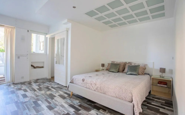 Grand studio face port et plage