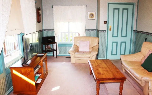 Ambrose Cottage Front Apt