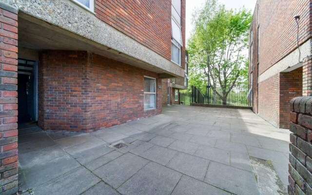 Livestay - 2 Bed Apt, Free Parking in Luton
