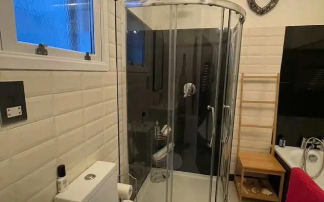 Luxurious 1 Bedroom Flat With Private Garden