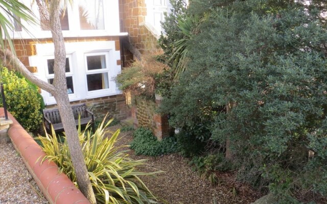 The Garden Flat Tucked Away Close To Amenities