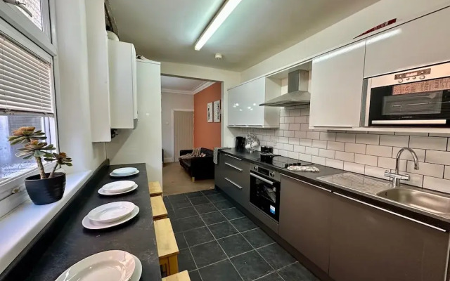 Luxury 4-bed 3 Bathroom House in Leicester City