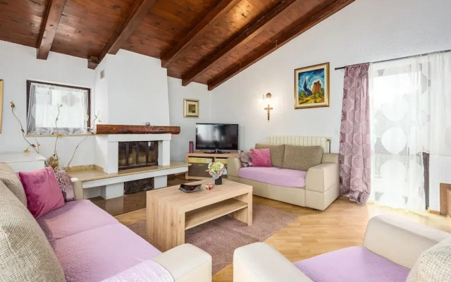 Scenic Villa With Private Garden