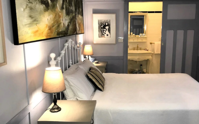 The Chalet Guesthouse and Studio