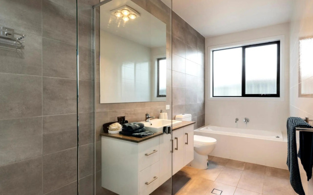 Cozy Getaway, King Bed with TV, NBN, Netflix, Nespresso