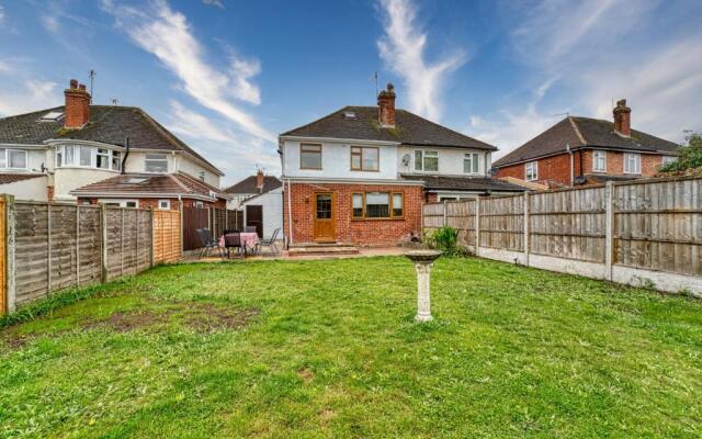 Cosy 3 Bedroom Home with Parking