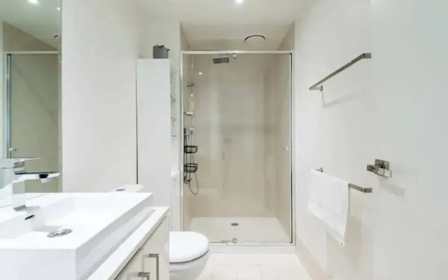 Charming 1BR in Fitzroy w/ Parking, Pool, + Gym!