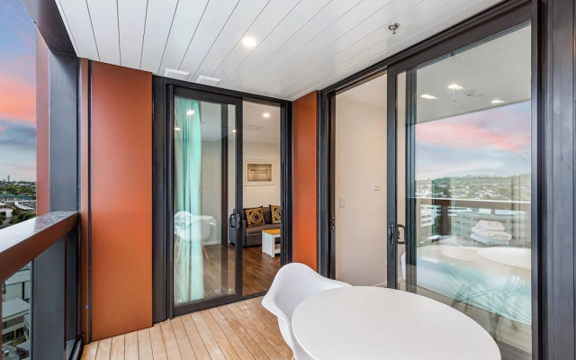 Stunning Ellerslie Apartment + Private Balcony!