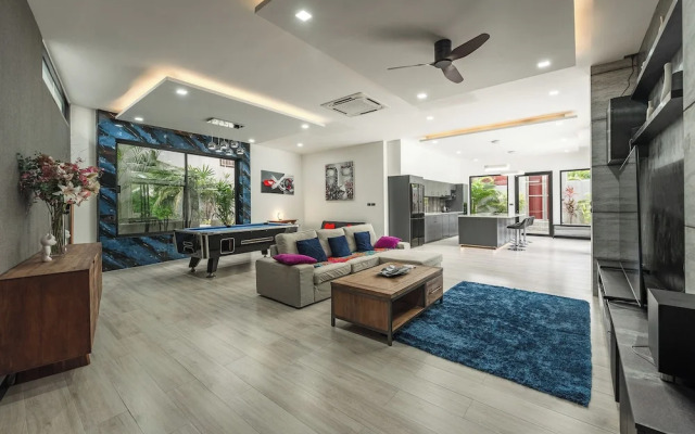 3BR Near Beach Tub & Pool Table V204