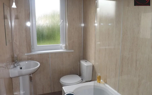 Two Bedroom Apartment by Klass Living Serviced Accommodation Motherwell - Anderson Apartment With WiFi &Parking