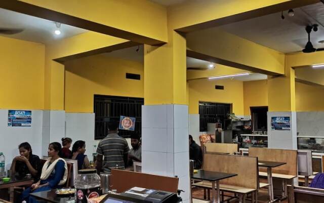 Iroomz Hotel Gananjaya - Hostel