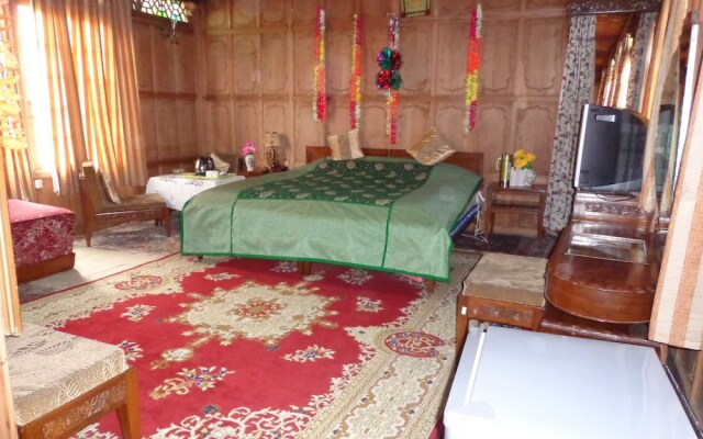 Alif Laila Group of Houseboats