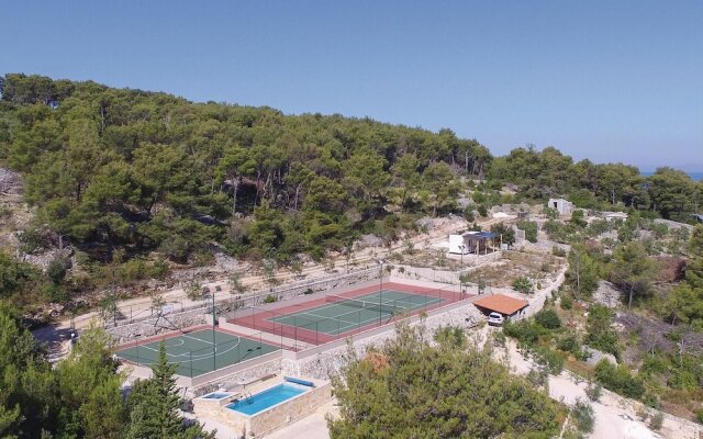 Stunning Home in Supetar With Jacuzzi, Wifi and 4 Bedrooms