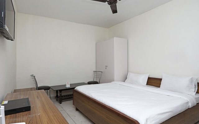 OYO 13269 Home Cozy 1RK Near Library Chowk