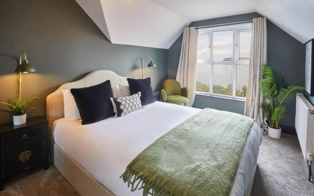 Host Stay Raven House