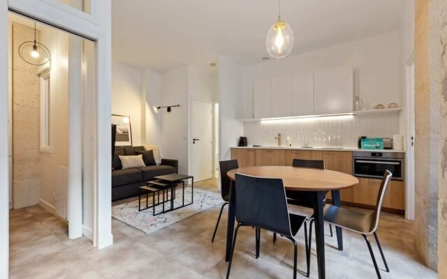 Contemporary And Comfortable 2 Bedroom Apartment In Paris