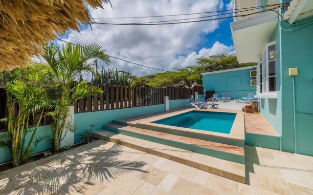 Sleeps 12 Spacious Private Pool Great Location