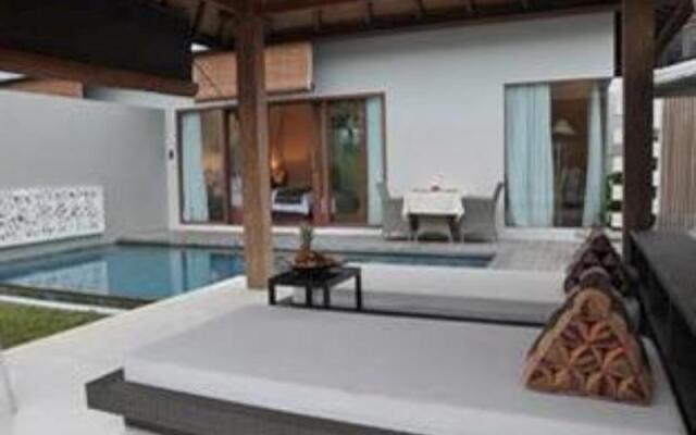 Water Edge Villa by Soscomma