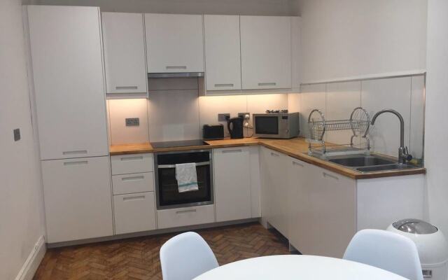 Airy 2 bed 2bath Flat Close to Oxford St!