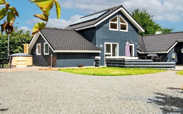 10 Person Holiday Home in Juelsminde-by Traum