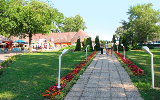 Happy Camp mobile homes in Füred Camping