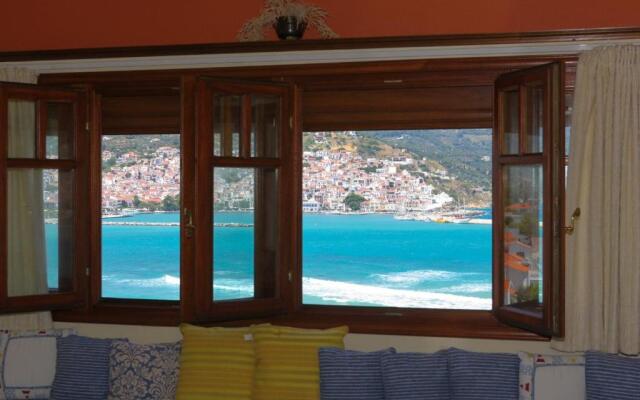 Pleoussa Studio and Apartments