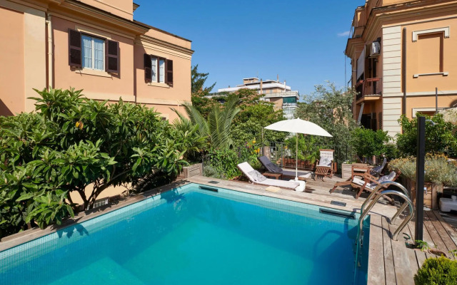 Palm Gallery Hotel
