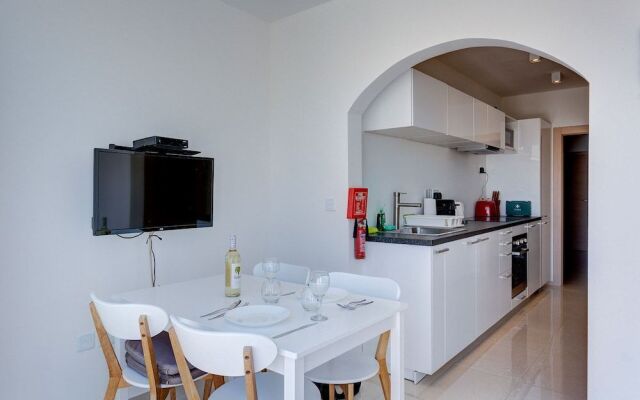 Cosy 1BR Penthouse With Terrace, Great Location