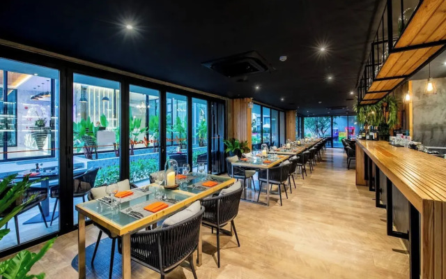 Diamond Condominium 2506