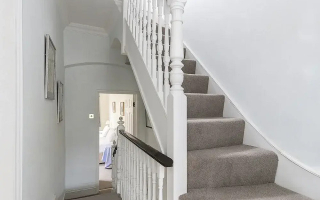 JOIVY Charming 3 bed house with a rooftop terrace