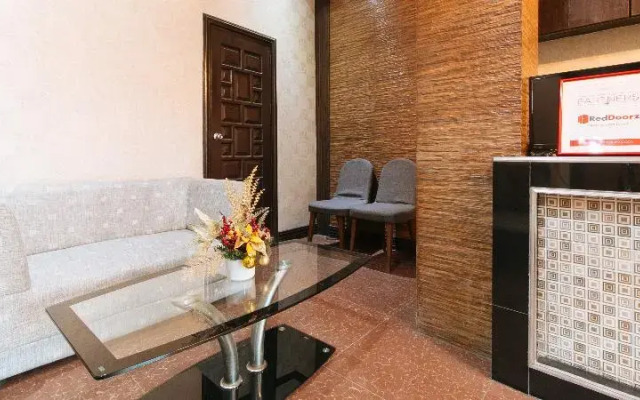 RedDoorz Plus @ Canley Residential