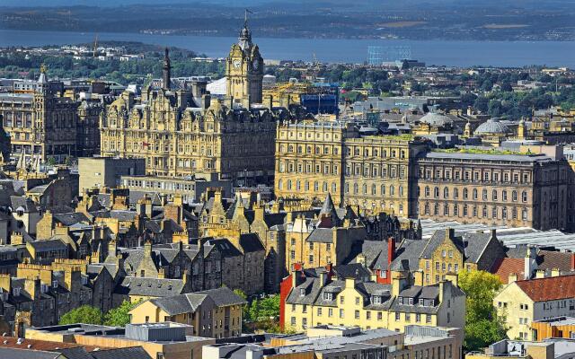 Premier Inn Edinburgh City Centre(York Place)