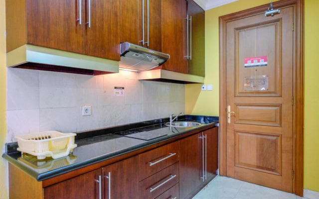 Comfort And Cozy Studio At Roosseno Plaza Apartment