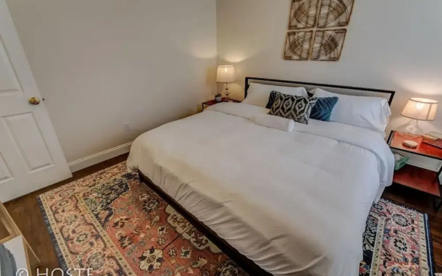 Romantic Getaway King Bed 1min to Restaurants!
