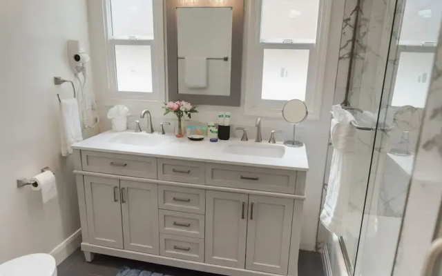 Remodeled 3BR House w Hot Tub Fenced Yard p58