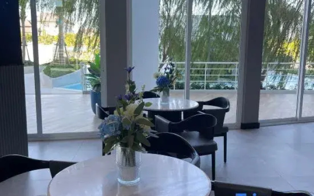 One Bedroom Apartment with Sea & Mountain View.