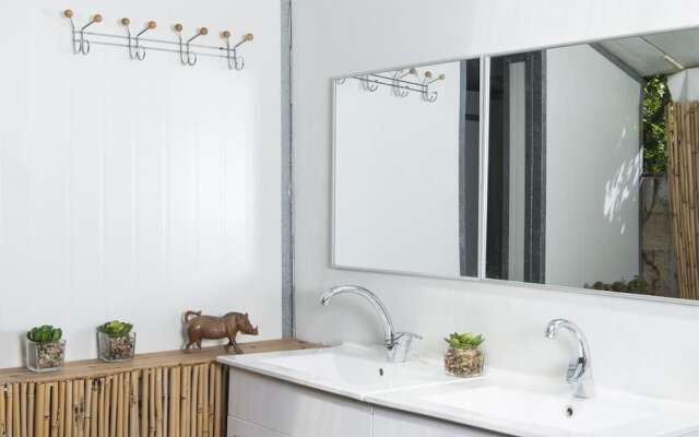Sapir Hostel - Adults Only