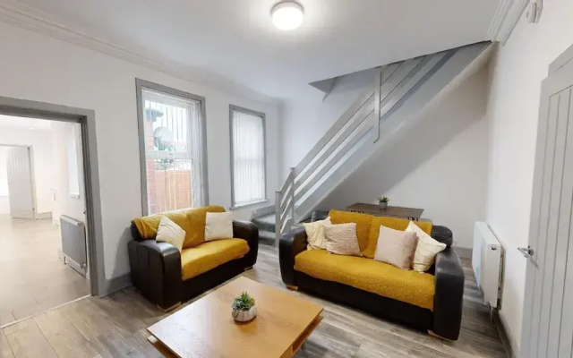Central, Stunning 3-bed House - Free Parking