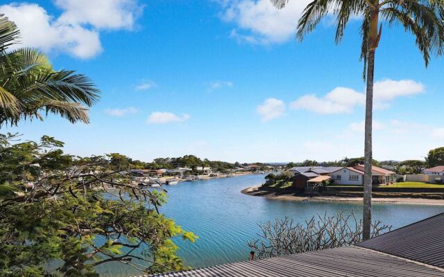 Schman55-Waterfront, Resort-Style Entertainer